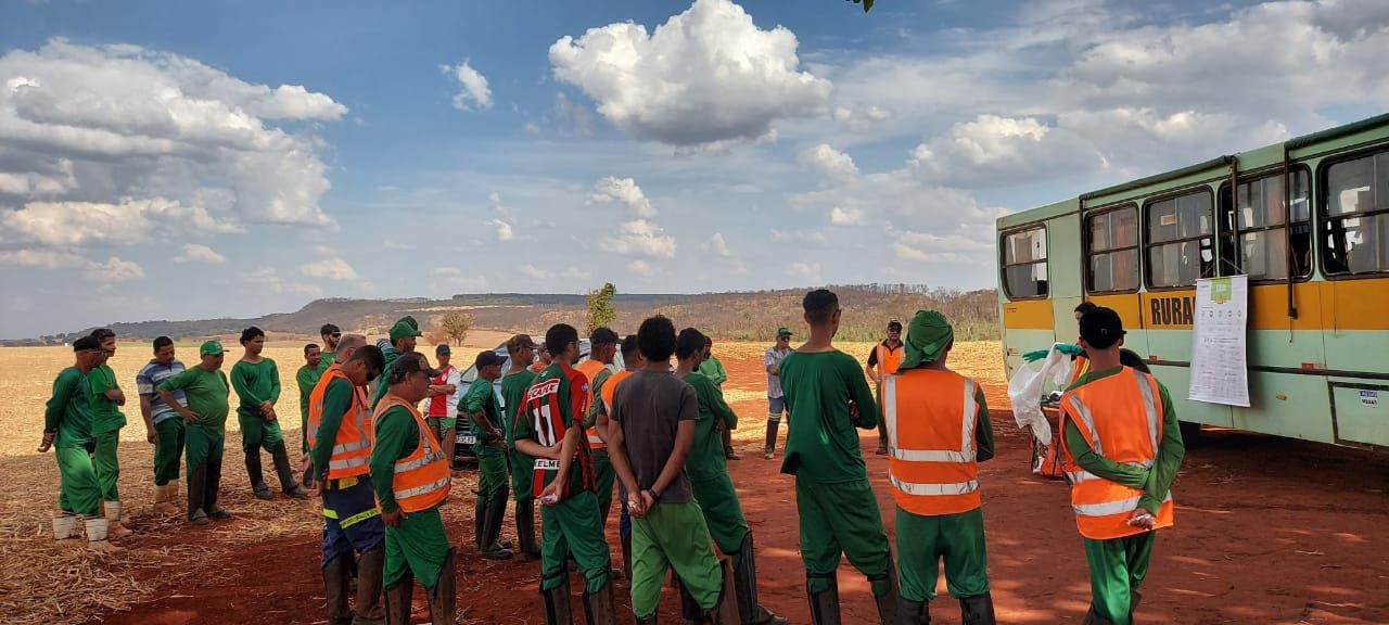 SIPAT 2025 – Palestra no campo com a Syngenta destaca segurança no uso de agrotóxicos e a importância dos EPIs